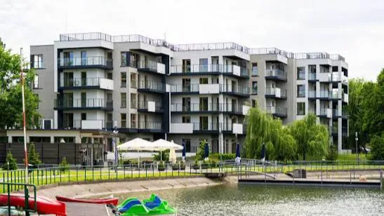 Zielone Tarasy w Jędrzejowie — widok budynku i otoczenia